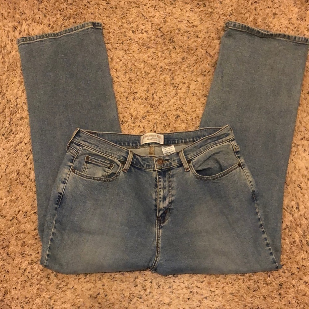 𝅺Woman’s Levi Strauss Signature Stretch Mid rise bootcut jeans size 16W Short